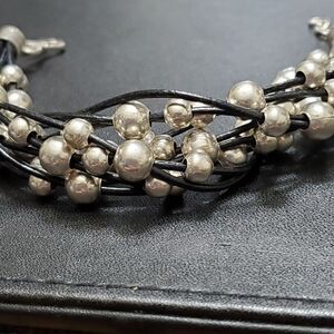 Black and silver tone beaded bracelet 7-7.75"